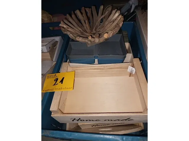 Lot 21 - houten dienbladen en bakjes. 25 stuks - afbeelding 4 van  5