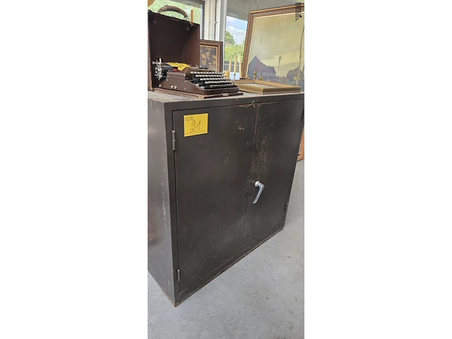 Lot 21 - lage metalen kastmet legplanken - afbeelding 1 van  3