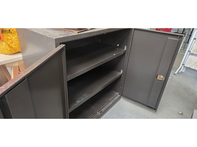 Lot 21 - lage metalen kastmet legplanken - afbeelding 2 van  3