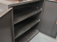 Lot 21 - lage metalen kastmet legplanken - afbeelding 2 van  3