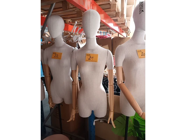 Lot 21 - mannequin pop - afbeelding 1 van  2