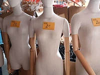 Lot 21 - mannequin pop - afbeelding 1 van  2