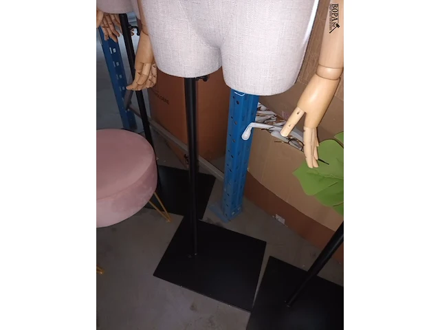 Lot 21 - mannequin pop - afbeelding 2 van  2
