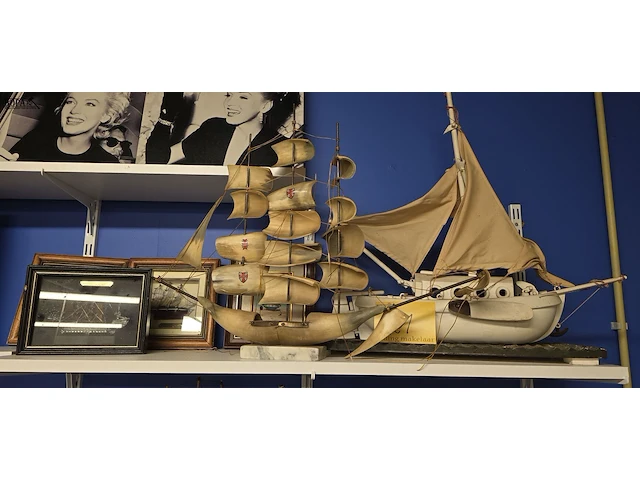 Lot 21 - modelboten en 4 kaders - afbeelding 1 van  5