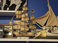 Lot 21 - modelboten en 4 kaders - afbeelding 1 van  5