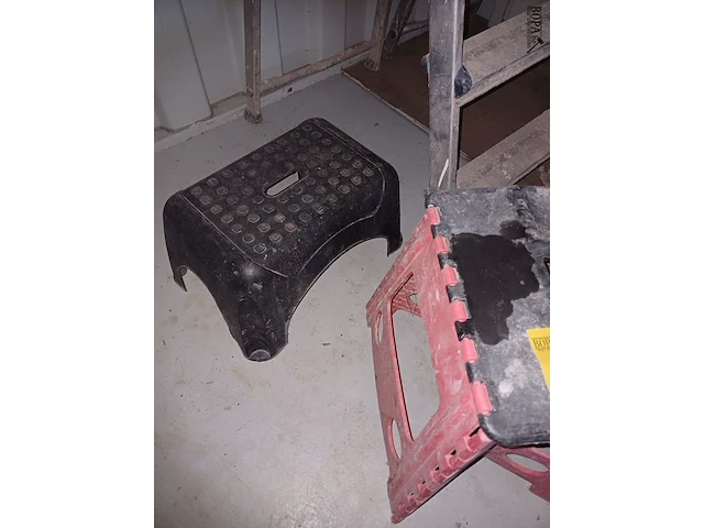 Lot 21 - pvc opstapbankjes - 2 stuks - afbeelding 2 van  2
