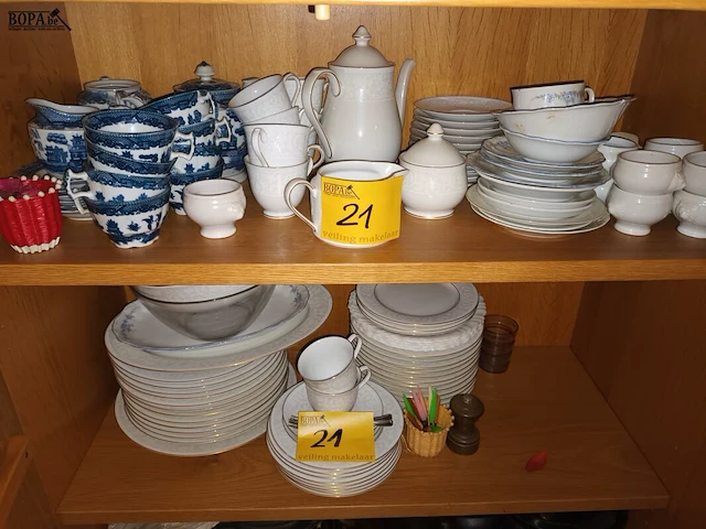 Lot 21 - servies - afbeelding 1 van  5