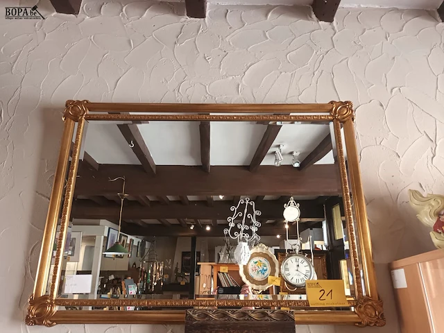 Lot 21 - spiegel in vergulde lijst - afbeelding 1 van  3