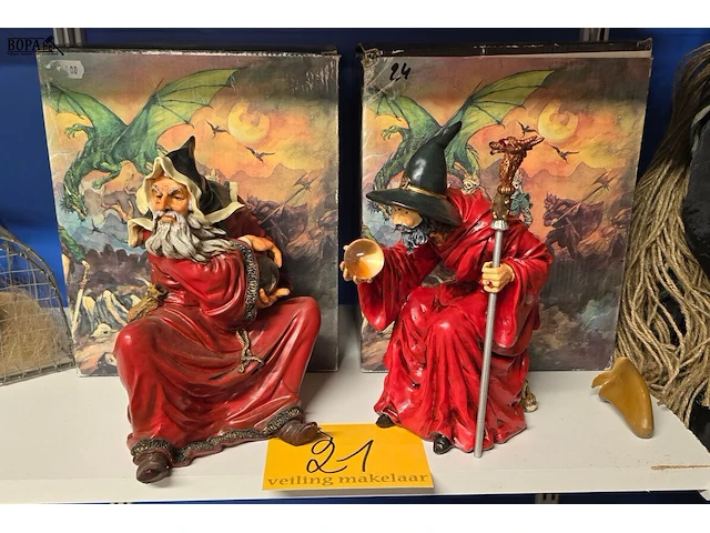 Lot 21 - tovenaars met glazen bol 2 stuks - afbeelding 1 van  5