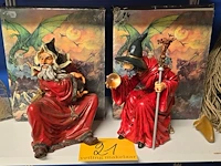 Lot 21 - tovenaars met glazen bol 2 stuks - afbeelding 1 van  5