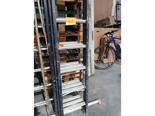 Lot 21 - uitschuifbare ladder altrex - afbeelding 1 van  4