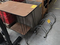 Lot 21 - vintage tafeltje op wielen. - afbeelding 2 van  2