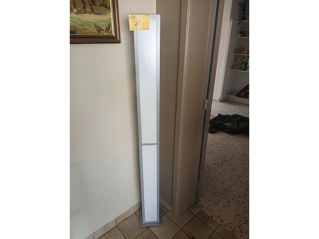 Lot 21 - vloerlamp - afbeelding 1 van  3