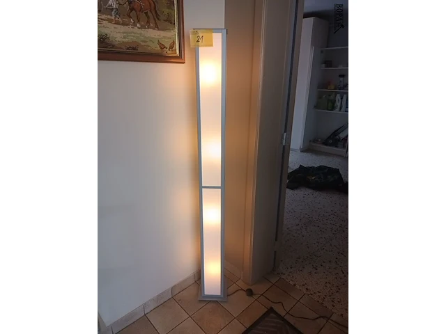 Lot 21 - vloerlamp - afbeelding 2 van  3