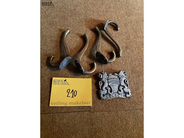 Lot 210 - bronzen kleerhaken, 4 stuks - merkteken selecta - afbeelding 1 van  1
