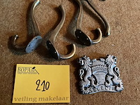 Lot 210 - bronzen kleerhaken, 4 stuks - merkteken selecta - afbeelding 1 van  1