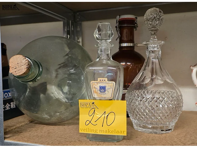 Lot 210 - glazen karaffen, flessen 4 stuks - afbeelding 1 van  5