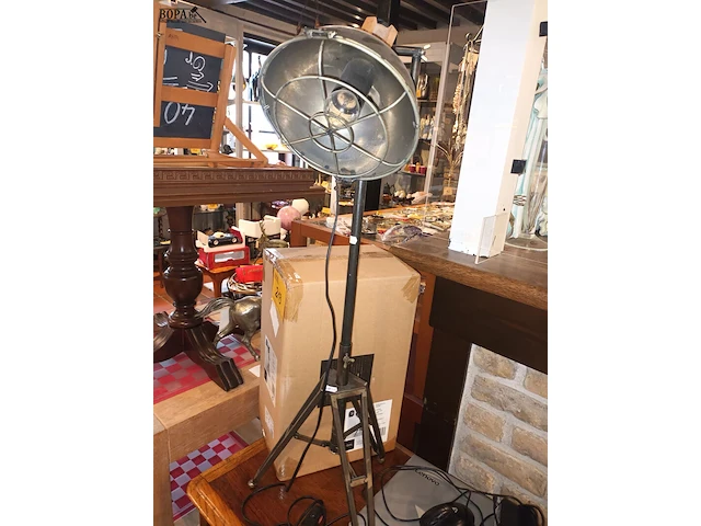Lot 210 - industriële vloerlamp - afbeelding 1 van  3