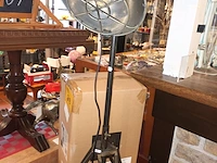 Lot 210 - industriële vloerlamp - afbeelding 1 van  3