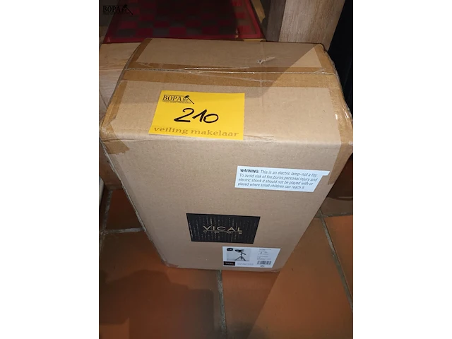 Lot 210 - industriële vloerlamp - afbeelding 2 van  3