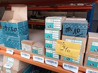 Lot 210 - lot stalen moeren en bouten - afbeelding 1 van  4