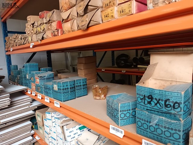 Lot 210 - lot stalen moeren en bouten - afbeelding 2 van  4