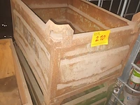 Lot 210 - metalen stapelbak. 2 stuks - afbeelding 1 van  3