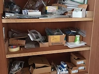 Lot 210 - onderdelen voor deuren en ramen - afbeelding 1 van  7