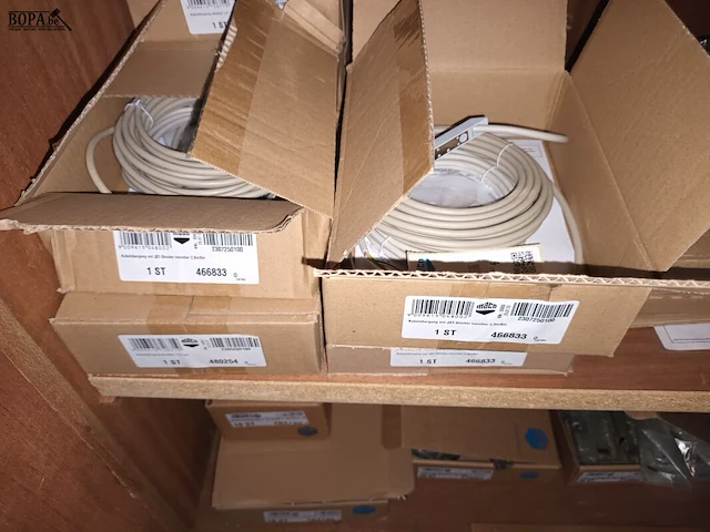 Lot 210 - onderdelen voor deuren en ramen - afbeelding 5 van  7
