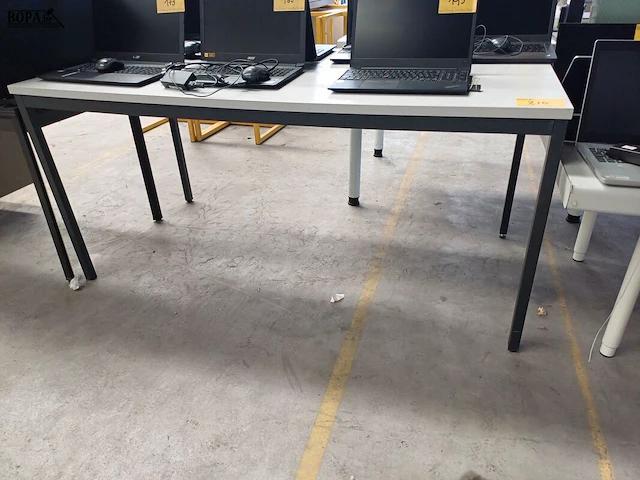 Lot 210 - tafel (h) - afbeelding 1 van  3