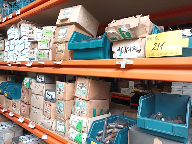 Lot 211 - groot lot mecanieke bouten - afbeelding 1 van  6