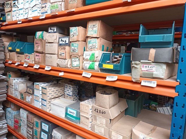 Lot 211 - groot lot mecanieke bouten - afbeelding 2 van  6