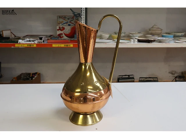 Lot 211 - grote koperen kan - afbeelding 1 van  3