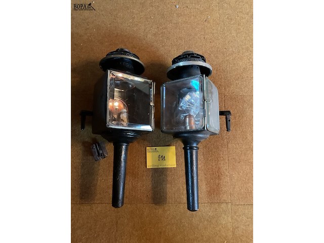 Lot 211 - paar koetslantaarns met bevestiging - afbeelding 1 van  3