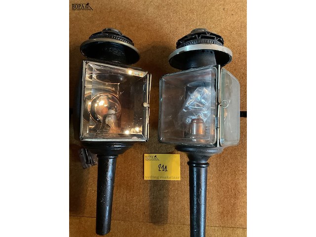 Lot 211 - paar koetslantaarns met bevestiging - afbeelding 2 van  3