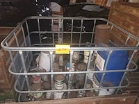 Lot 211 - stapelkooi met producten en verven - afbeelding 1 van  3