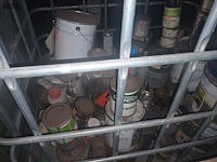 Lot 211 - stapelkooi met producten en verven - afbeelding 2 van  3