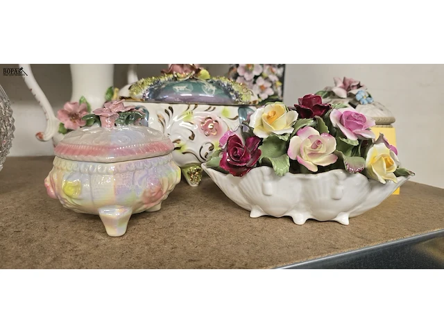 Lot 211 - stijl capodimonte porseleinen deco 6 stuks - afbeelding 2 van  6