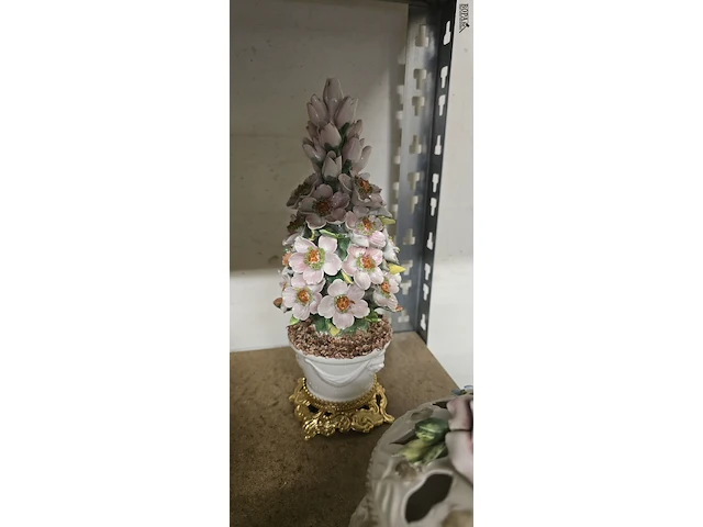 Lot 211 - stijl capodimonte porseleinen deco 6 stuks - afbeelding 5 van  6