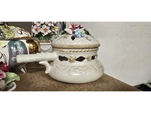 Lot 211 - stijl capodimonte porseleinen deco 6 stuks - afbeelding 6 van  6