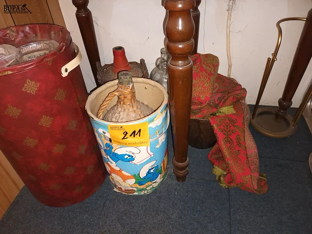 Lot 211 - tonnen, asbakken en kruiken. 9 stuks - afbeelding 1 van  4
