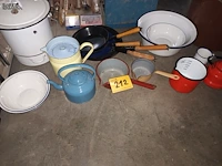 Lot 212 - emaille potten en schalen. 18 stuks - afbeelding 1 van  4