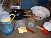 Lot 212 - emaille potten en schalen. 18 stuks - afbeelding 3 van  4