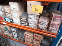 Lot 212 - groot lot houtbouten - afbeelding 1 van  5