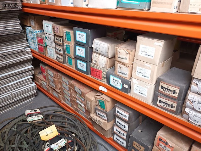 Lot 212 - groot lot houtbouten - afbeelding 2 van  5