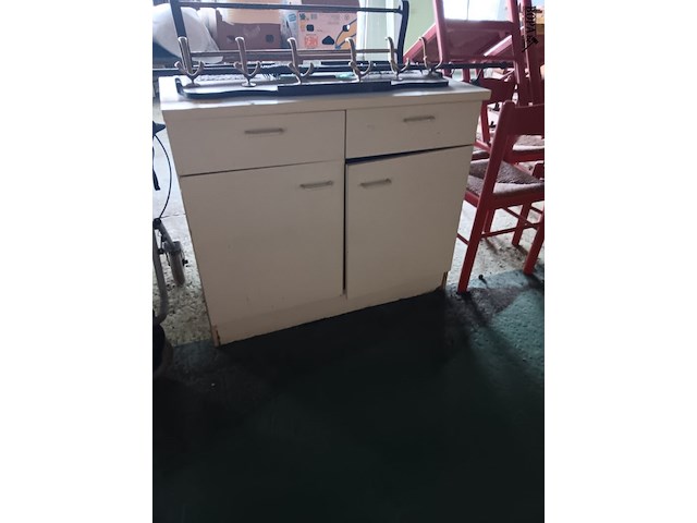 Lot 212 - keukenkastje - afbeelding 1 van  2