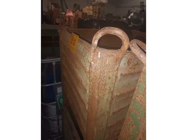 Lot 212 - metalen stapelbak. 2 stuks - afbeelding 2 van  3