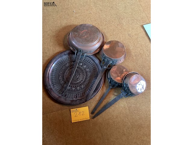 Lot 212 - schaal met koperen pannen oud keukengerei - afbeelding 1 van  3
