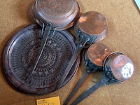 Lot 212 - schaal met koperen pannen oud keukengerei - afbeelding 1 van  3