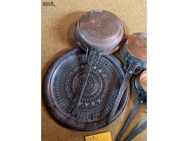 Lot 212 - schaal met koperen pannen oud keukengerei - afbeelding 2 van  3